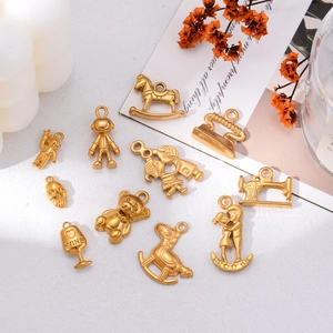 11er-Set goldene DIY-Schmuckanhänger mit Astronauten und Tierfiguren auf weißer Oberfläche