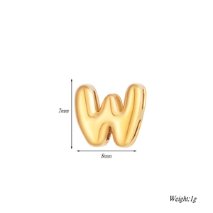 Dettaglio del ciondolo a lettera W dorata con dimensioni 7x8mm e peso di 1g