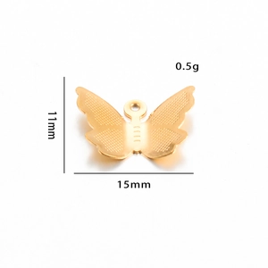 Detailweergave van gouden vlinder hanger met getextureerde vleugels en 15mm afmeting
