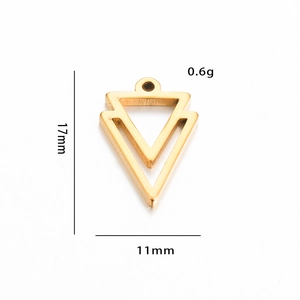 Detail van gouden driehoek hanger met afmetingen 17mm en gewichtsspecificaties van 0,6g