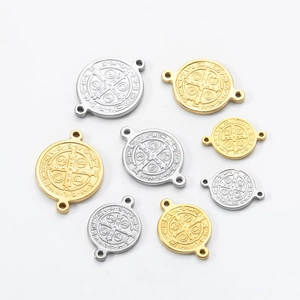 Detail van Sint-Benedictus medaille hangers met twee gaten in goud en zilver finish
