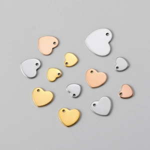 Flache Darstellung von Herzanhängern in Gold, Silber und Roségold mit Vorbohrungen