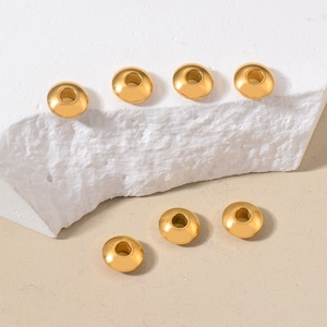 Makrofoto von 7 goldenen Edelstahl-Zwischenperlen für DIY-Schmuckherstellung