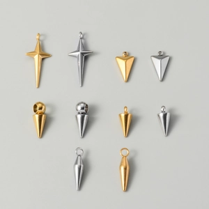 Detailansicht goldener und silberner geometrischer Anhänger aus Edelstahl mit Ösen