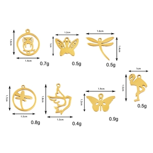 Detailansicht von 7 goldenen Edelstahl-Tieranhängern mit Maßen und Gewichtsangaben