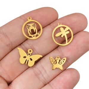 Goldene Tieranhänger aus Edelstahl mit Eule, Libelle und Schmetterling-Motiven