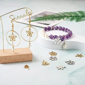 Détail de divers pendentifs floraux en or et argent et accessoires de bijoux en perles