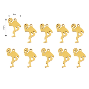 Makroansicht von 10 goldenen Flamingo-Anhängern für DIY-Schmuck mit 1,5 cm Maßen
