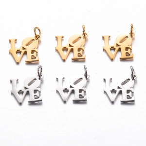 Vue détaillée de pendentifs Love évidés en or et argent pour la création de bijoux