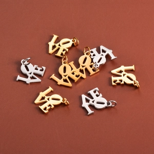 Gros plan de pendentifs Love dorés et argentés pour bijoux DIY en acier inoxydable