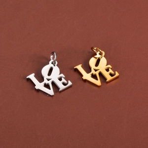 Pendentifs LOVE minimalistes en acier inoxydable, finitions or et argent avec anneaux