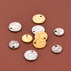 Colgantes redondos vintage de acero inoxidable con textura de relieve para joyería artesanal