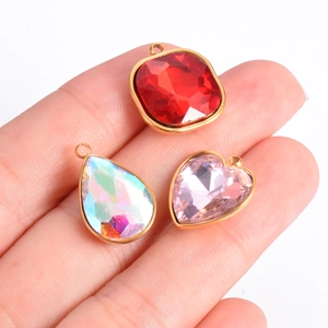 Vista detallada de dijes de cristal de colores con forma de corazón, cuadrado y gota para joyas