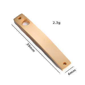 Detailansicht eines 39mm roségoldenen Edelstahl-Rechteck-Anhängers mit Herz-Ausschnitt
