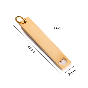 Detailansicht eines 40 mm goldenen rechteckigen Anhängers mit hohlgeformtem Herz und Spiegelglanz