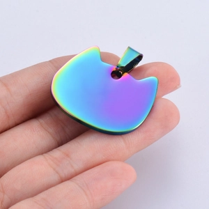 Regenboogkleurige roestvrijstalen penning in de vorm van een kattenkop met ring voor gravering