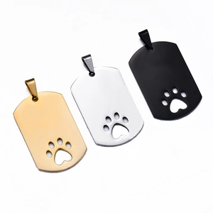 Colgantes rectangulares de acero pulido con huella calada en oro, plata y negro
