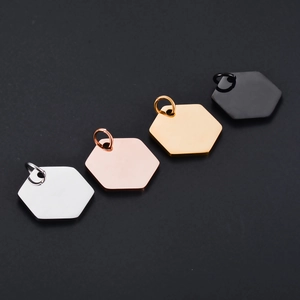 Placas hexagonales de acero inoxidable en plata, oro rosa, oro y negro con anillas