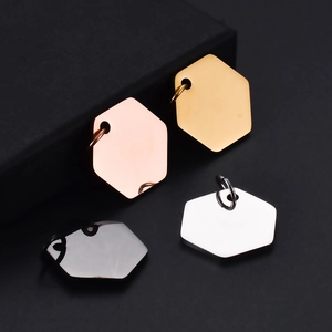 Placas hexagonales de acero inoxidable en cuatro colores con acabados metálicos