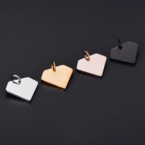 Vista macro de placas para mascotas en forma de diamante en plata, oro, oro rosa y negro