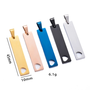 Dettaglio di ciondoli rettangolari in acciaio 45x10mm con ritaglio a cuore cavo