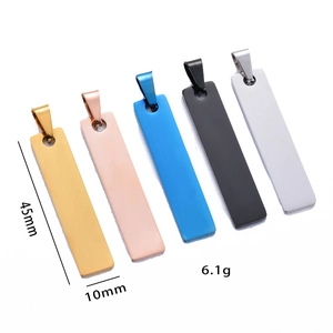 Détails des pendentifs rectangulaires en acier inoxydable 45x10mm en cinq couleurs