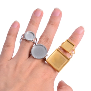 Verstellbare Edelstahl Ringrohlinge in quadratischer und runder Form in Gold- und Silberoptik