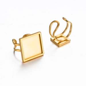 Nahaufnahme goldener quadratischer Ringrohlinge mit verstellbarem Band für DIY-Schmuck