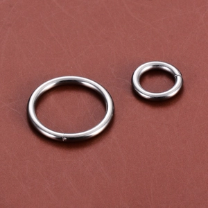 Polished solid stainless steel O-rings in two sizes for DIY leather craft and bags