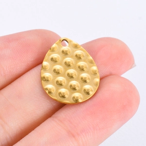 Gepolijste gouden druppelvormige hanger van roestvrij staal met gehamerde textuur