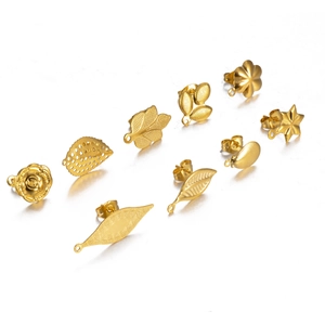 Detalle de pendientes de hoja dorada con bucles para creación de joyas artesanales