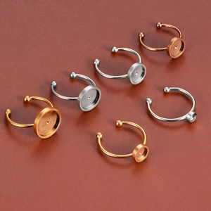 Dettaglio di basi per anelli fai-da-te in oro, argento e oro rosa per creare gioielli