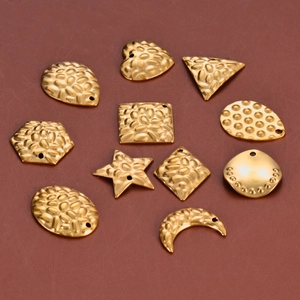 Gouden gehamerde roestvrijstalen geometrische bedels voor het maken van DIY-sieraden