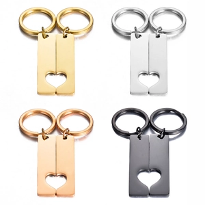Détail de porte-clés rectangulaires polis avec motif de cœur imbriqué en quatre couleurs