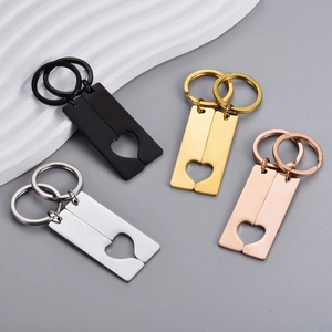 Porte-clés de Couple Cœur Creux en Acier Inoxydable Rectangle Minimaliste Poli Pendentif Cœur Assorti pour Cadeau d'Anniversaire