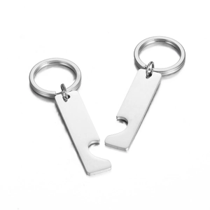 Gros plan de porte-clés rectangulaires en acier poli avec motif demi-cœur
