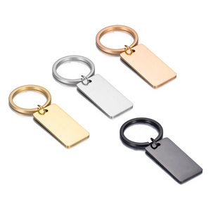 Detailansicht der rechteckigen Schlüsselanhänger in Gold, Silber, Roségold und Schwarz