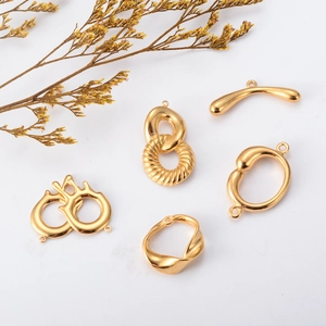 Detalle de conectores geométricos irregulares de acero inoxidable dorado para collares DIY