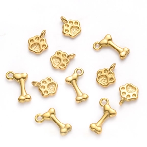 Vista detallada de colgantes dorados de huella y hueso para joyería artesanal DIY