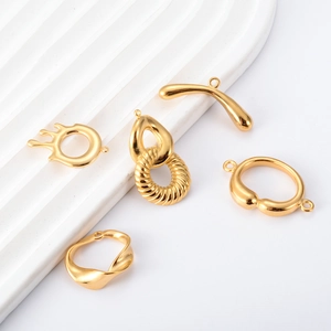 Detalle de 5 conectores irregulares de acero inoxidable dorado para joyería DIY