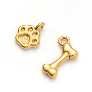 Detalle de los colgantes dorados de hueso y huella con pequeños anillos de sujeción