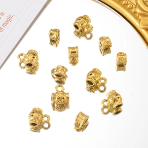 Vue macro de perles en relief dorées vintage et de breloques étoilées pour bijoux