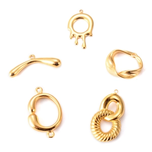 Set de 5 colgantes geométricos irregulares de acero inoxidable dorado con formas fluidas