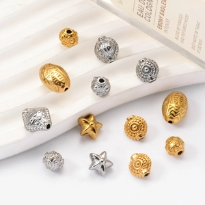 Détails macro de perles en acier inoxydable texturé or et argent pour bijoux DIY