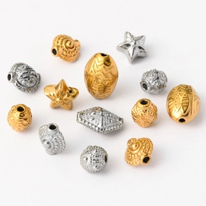 Détail macro de perles assorties en acier inoxydable gaufré vintage en or et argent