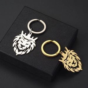 Detailansicht der Löwenkopf-Schlüsselanhänger mit Kronendesign in Gold und Silber
