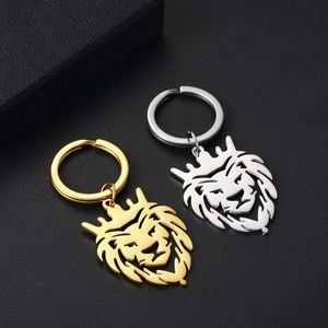 Detailaufnahme von Löwenkopf-Schlüsselanhängern mit Krone in Gold und Silber