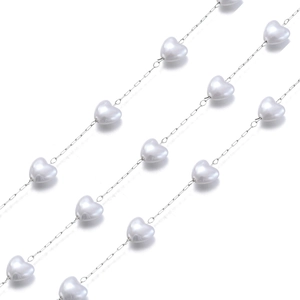 Detail einer DIY Schmuckkette mit weißen Herzperlen und silbernen Gliedern aus Stahl