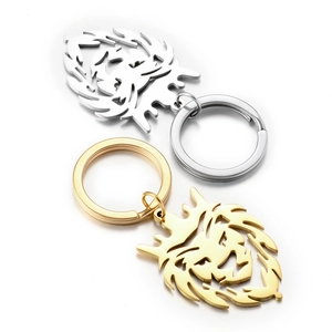 Nahaufnahme von Löwenkopf-Schlüsselanhängern in Gold und Silber mit feiner Hohlprägung