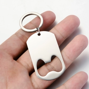 Décapsuleur en acier inoxydable poli de style dog tag tenu à la main par l'anneau